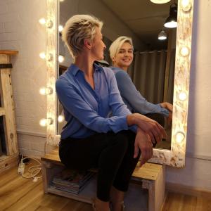 Women short haircut bleach